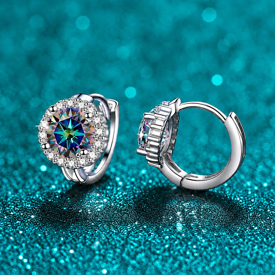 Brinco Argolinha Halo Redondo de Moissanite Colorida cor da pedra arco-íris em prata 925 sobre fundo verde