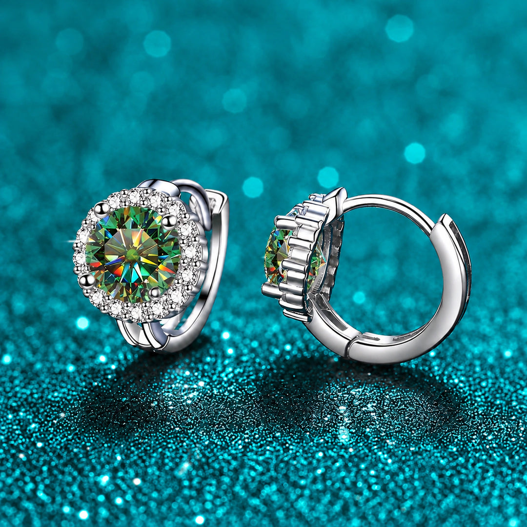 Brinco Argolinha Halo Redondo de Moissanite Colorida cor da pedra verde em prata 925 sobre fundo verde