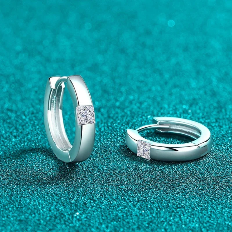 Argolinha com moissanite princesa aberta mostrando o fecho