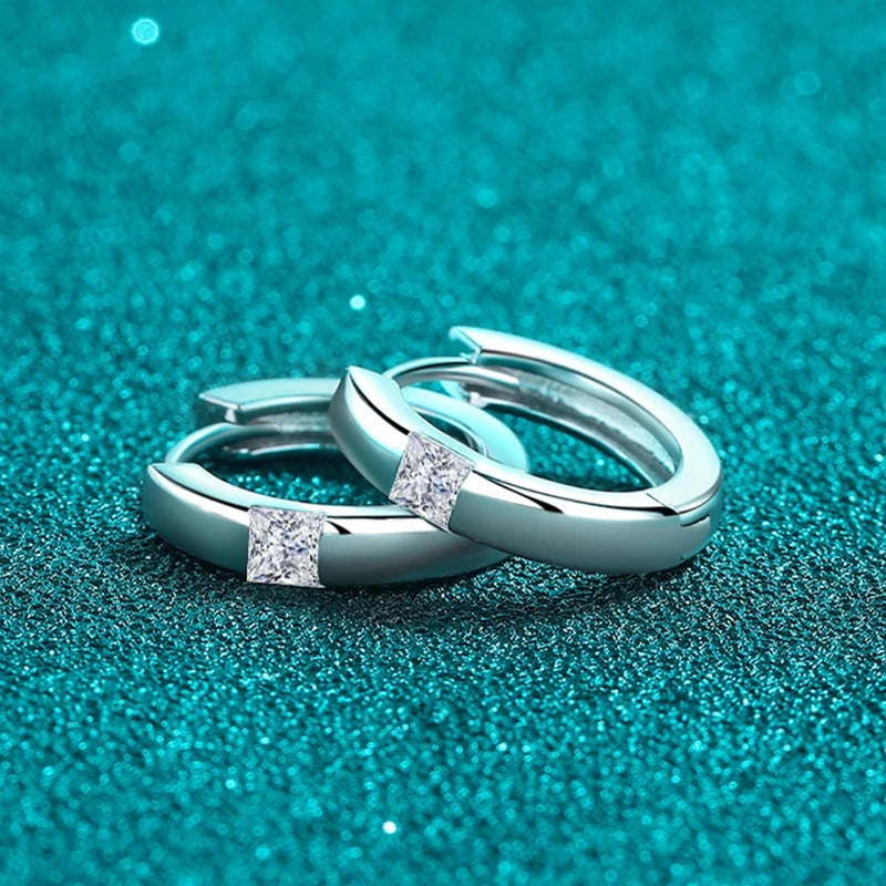 Argolinhas lisas com moissanite quadrada deitadas, vista de cima