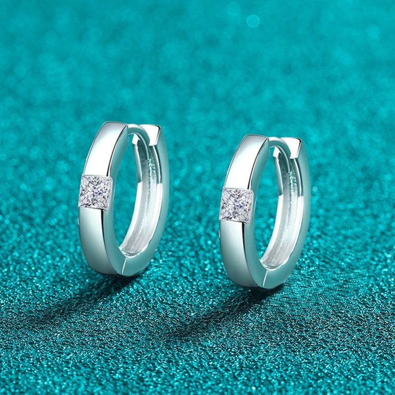 Detalhe da moissanite em lapidação princesa na argolinha