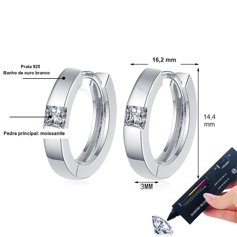 Medidas da argolinha lisa com moissanite princesa: 16,2 x 14,4 mm, largura de 3 mm, prata 925 com banho de ouro branco