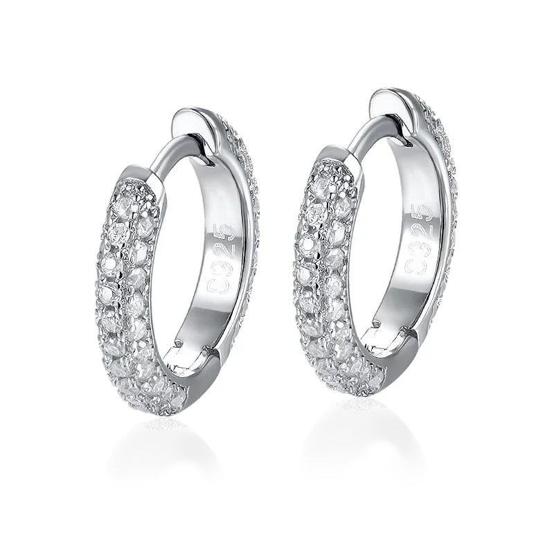 Brinco argolinha pavê de moissanite em prata 925, par visto de frente