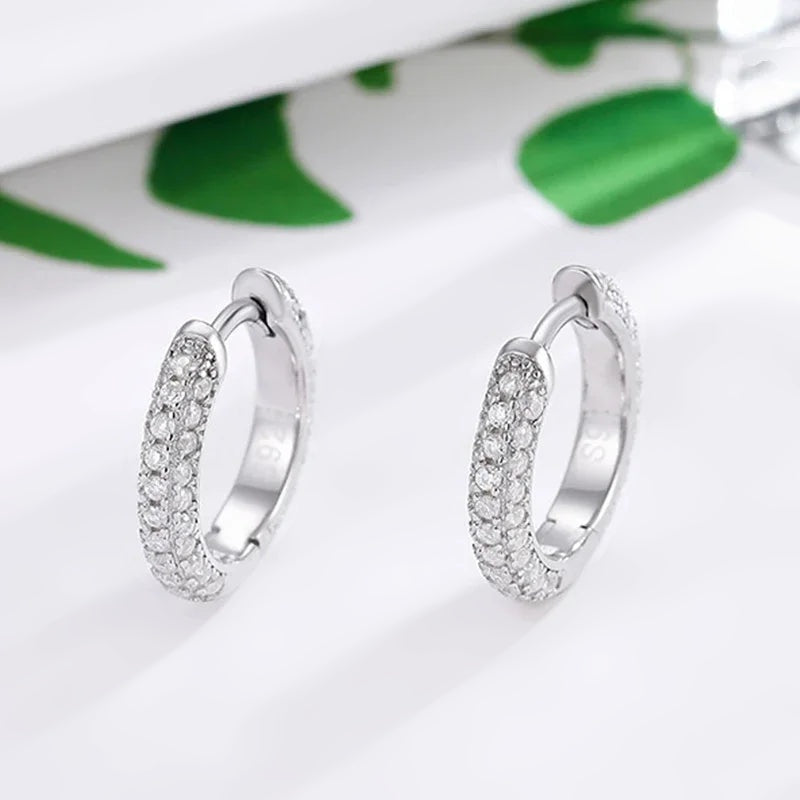 Par de argolinhas cravejadas de moissanite sobre fundo claro