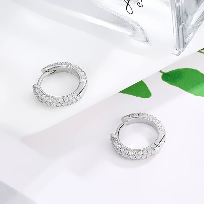 Argolinhas cravejadas de moissanite deitadas, vista de cima