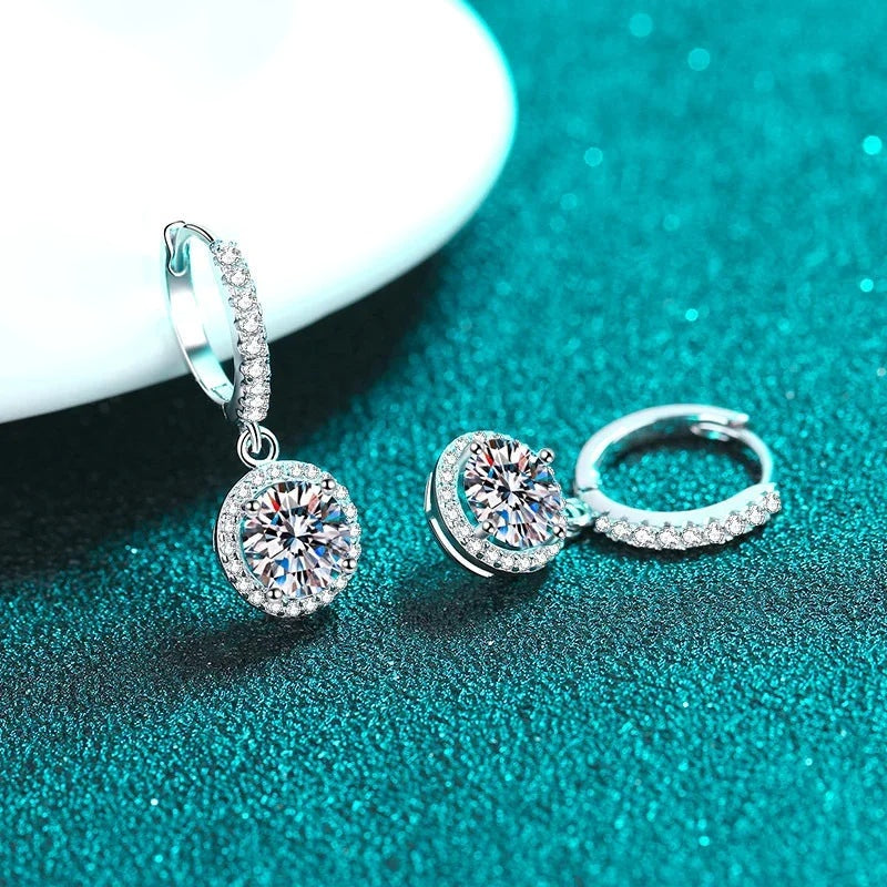 Brinco argolinha de moissanite com a argola aberta mostrando o fecho