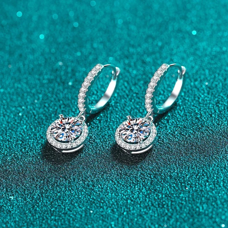 Par de brincos argolinha com moissanite deitados, detalhe do halo de zircônias