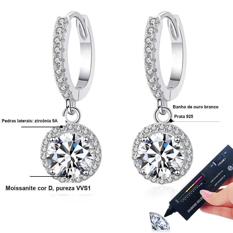 Detalhes do brinco argolinha com pingente halo: moissanite cor D, pureza VVS1, zircônias laterais 5A e prata 925 com banho de ouro branco