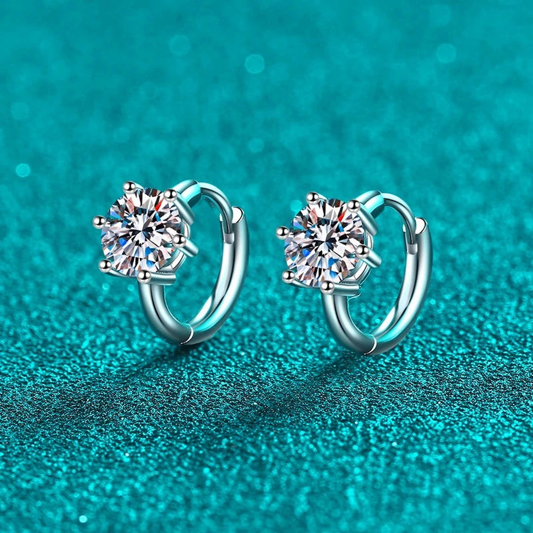 Brinco argolinha com ponto de luz de moissanite, par visto de frente