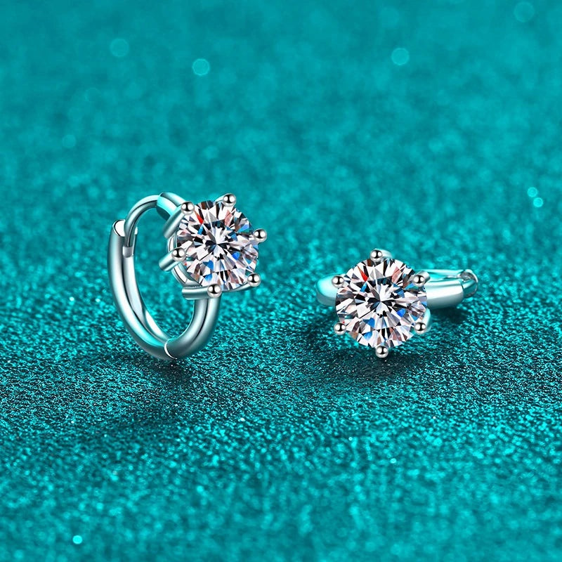 Argolinha com moissanite em seis garras aberta mostrando o fecho