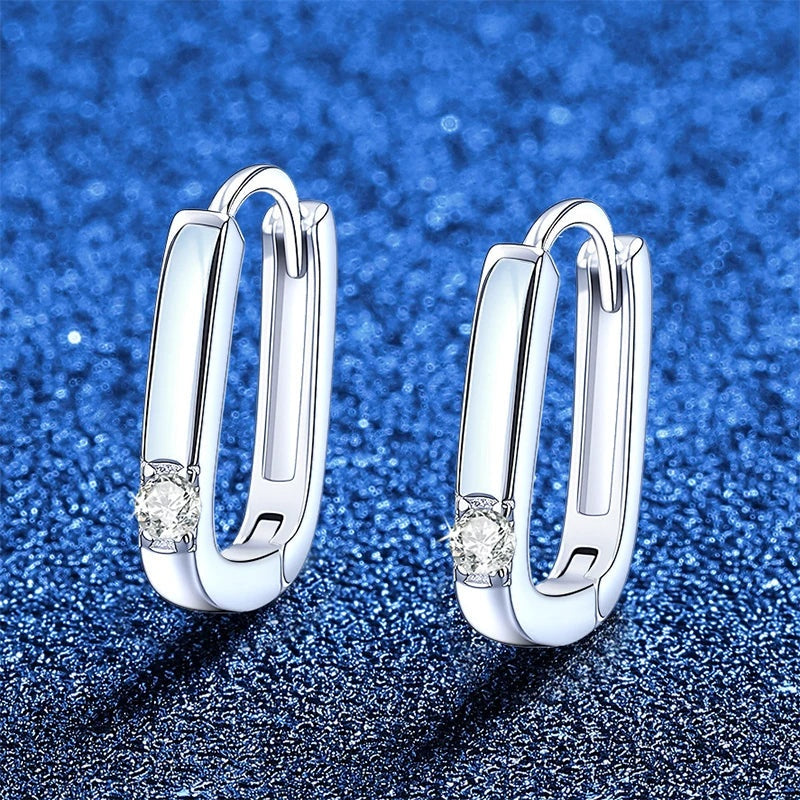 Par de argolinhas retangulares com moissanite sobre fundo azul