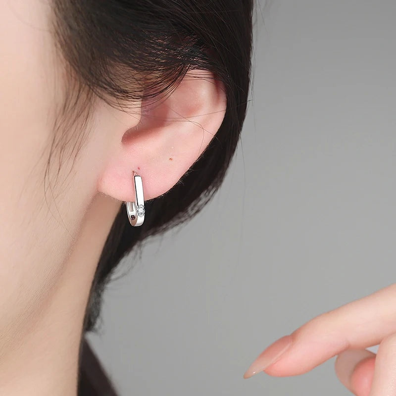 Mulher usando argolinha retangular minimalista com moissanite