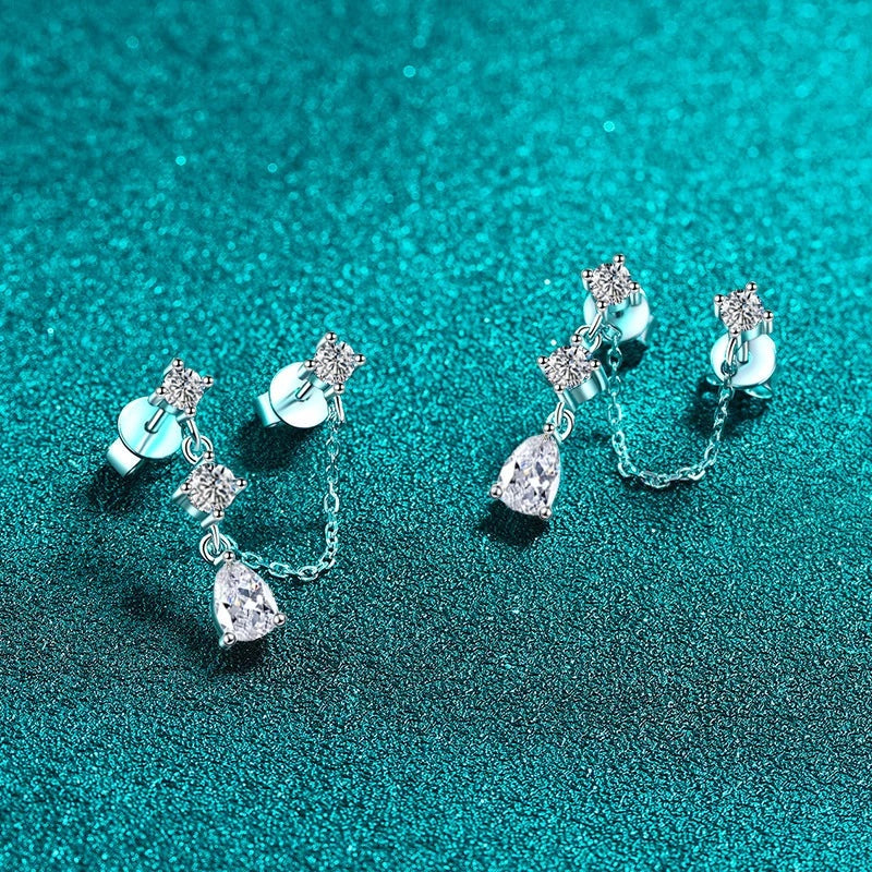 Brincos duplos de moissanite deitados mostrando a corrente