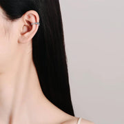 Ear cuff de moissanite usado na cartilagem da orelha