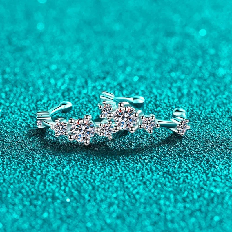 Ear cuff de moissanite deitado mostrando a fileira de pedras