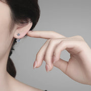 Brinco ear jacket de moissanite usado na orelha