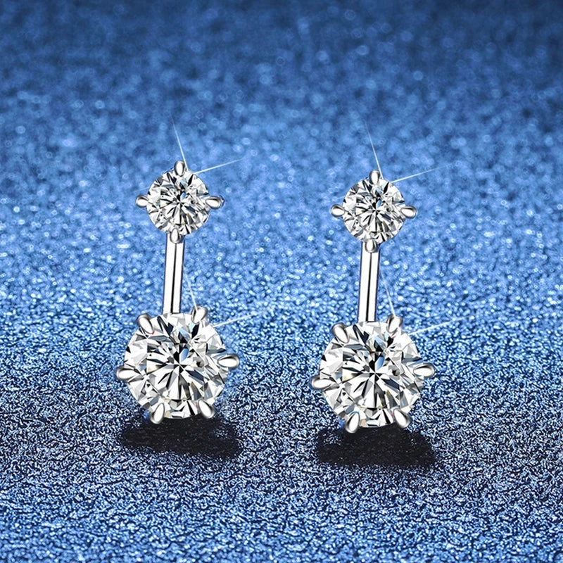 Par de brincos ear jacket de moissanite sobre fundo azul