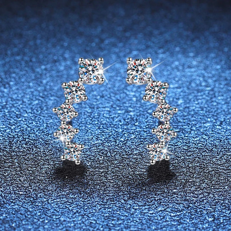 Brincos ear climber de moissanite em pé sobre fundo azul