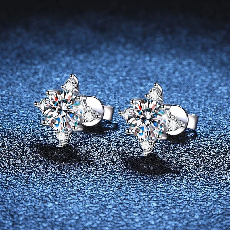 Par de brincos estrela de moissanite sobre fundo azul