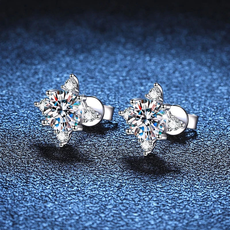 Detalhe da moissanite central e das zircônias em gota