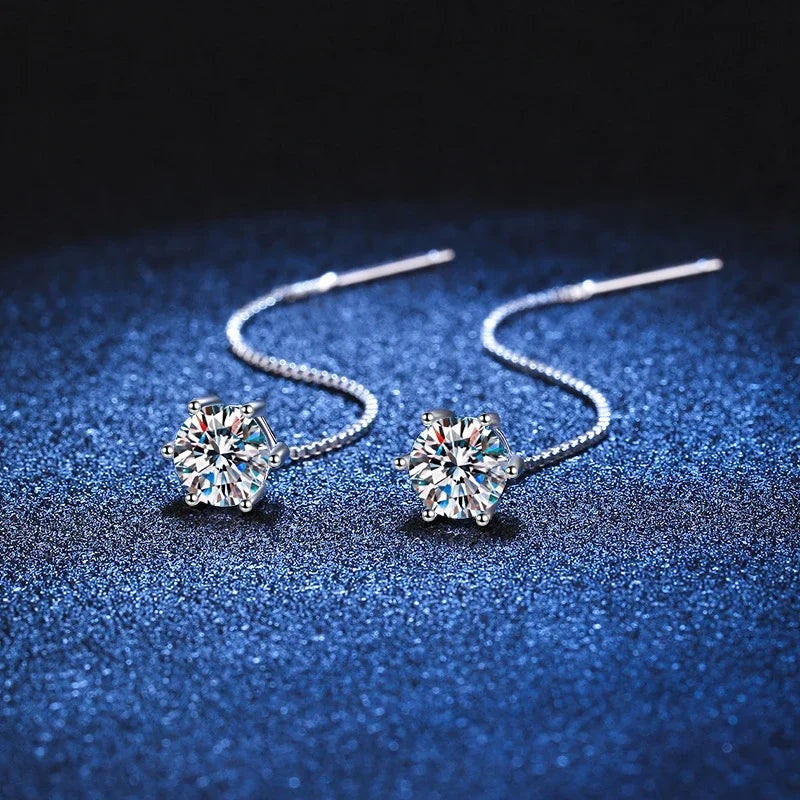 Brinco fio passante com ponto de luz de moissanite em prata 925