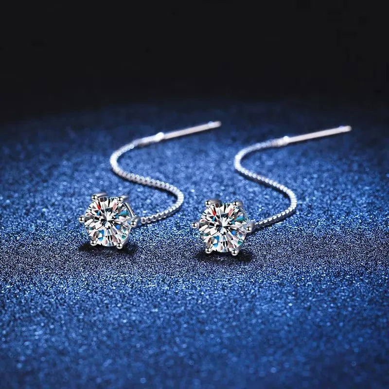 Par de brincos fio com moissanite sobre fundo azul