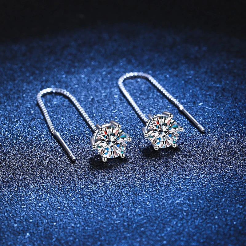 Detalhe da moissanite em seis garras do brinco fio