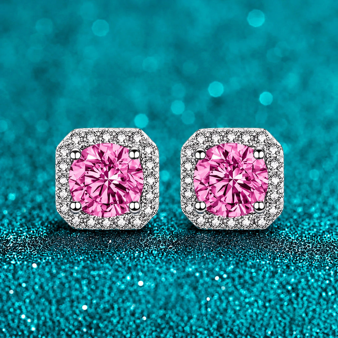 Brinco Halo Quadrado de Moissanite Colorida cor da pedra rosa em prata 925 sobre fundo verde