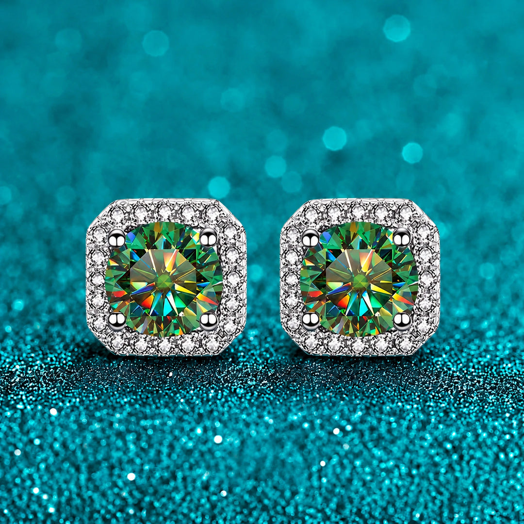 Brinco Halo Quadrado de Moissanite Colorida cor da pedra verde em prata 925 sobre fundo verde