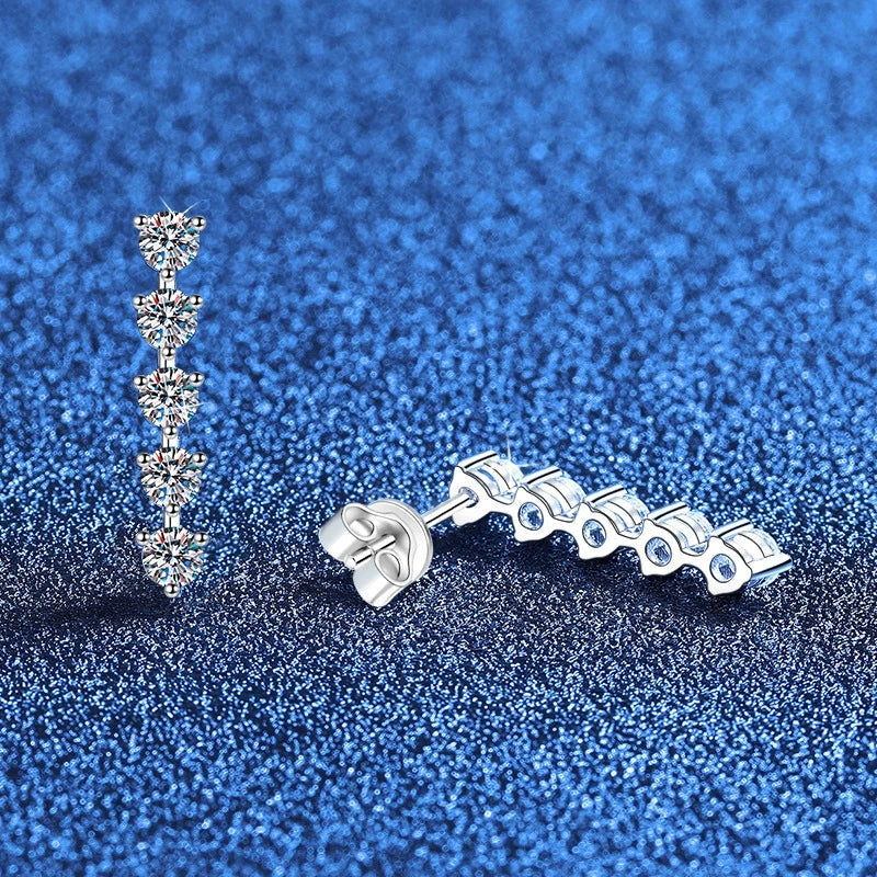 Brinco de moissanite em linha vertical deitado mostrando o pino e a tarraxa