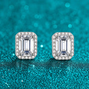 Brinco Moissanite Lapidação Esmeralda com Halo em prata 925 sobre fundo verde com brilho