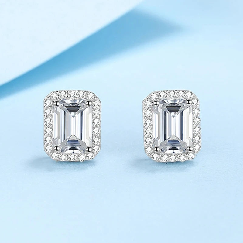 Brinco de moissanite lapidação esmeralda com halo em prata 925