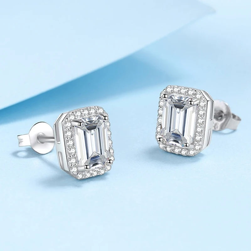 Par de brincos retangulares de moissanite mostrando a tarraxa