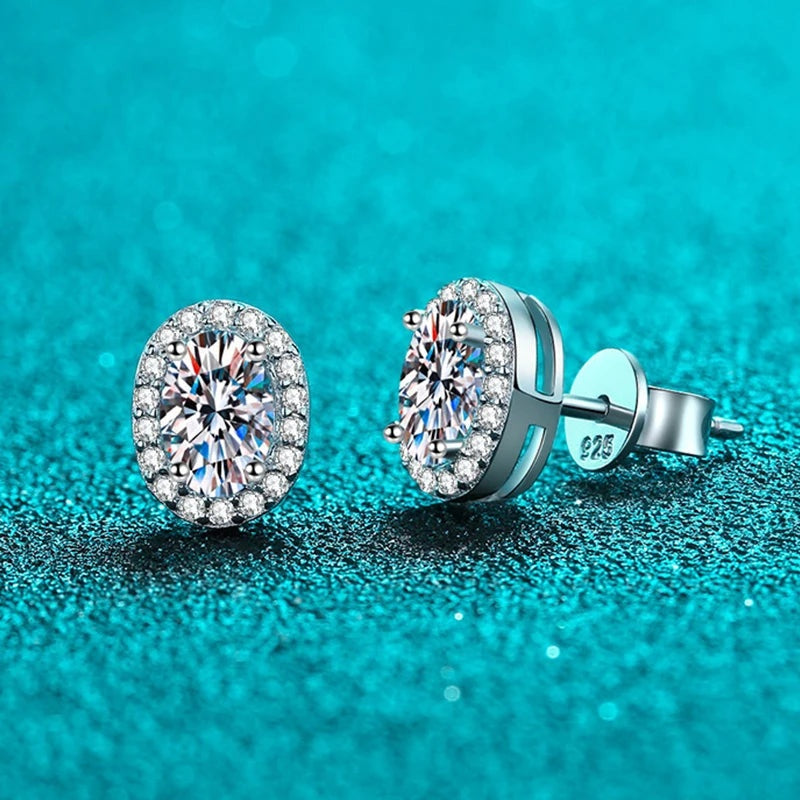 Brinco oval de moissanite de frente e de lado