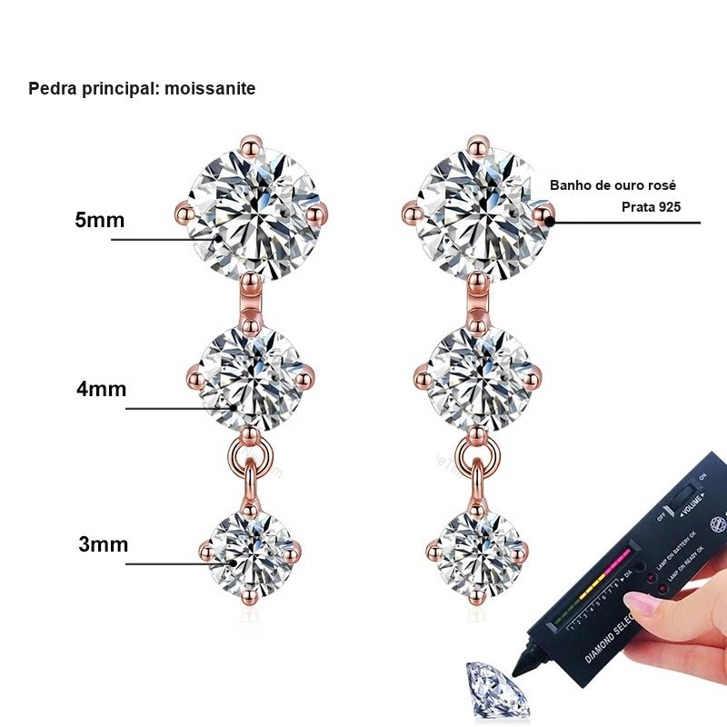 Medidas do brinco pendente degradê: moissanites de 5 mm, 4 mm e 3 mm em prata 925 com banho de ouro rosé, dourado ou branco