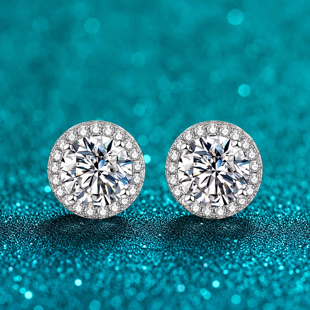 Brinco Ponto de Luz Halo de Moissanite 0,5 a 2 ct em prata 925 sobre fundo verde com brilho