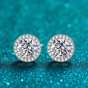 Brinco Ponto de Luz Halo de Moissanite 0,5 a 2 ct em prata 925 sobre fundo verde com brilho