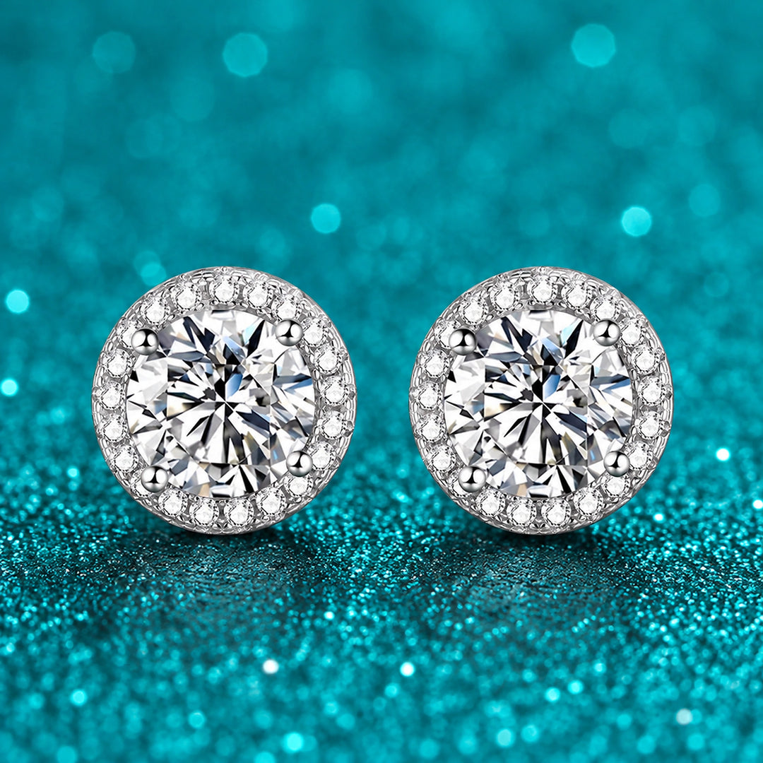 Brinco Ponto de Luz Halo de Moissanite Colorida em prata 925 sobre fundo verde com brilho