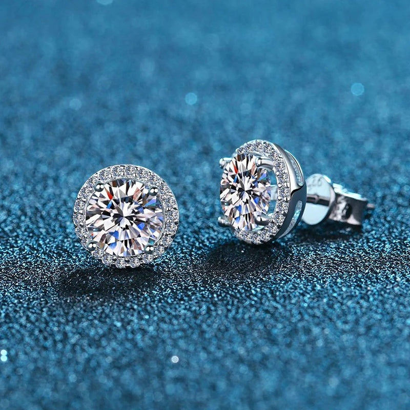Par de brincos halo de moissanite sobre fundo azul