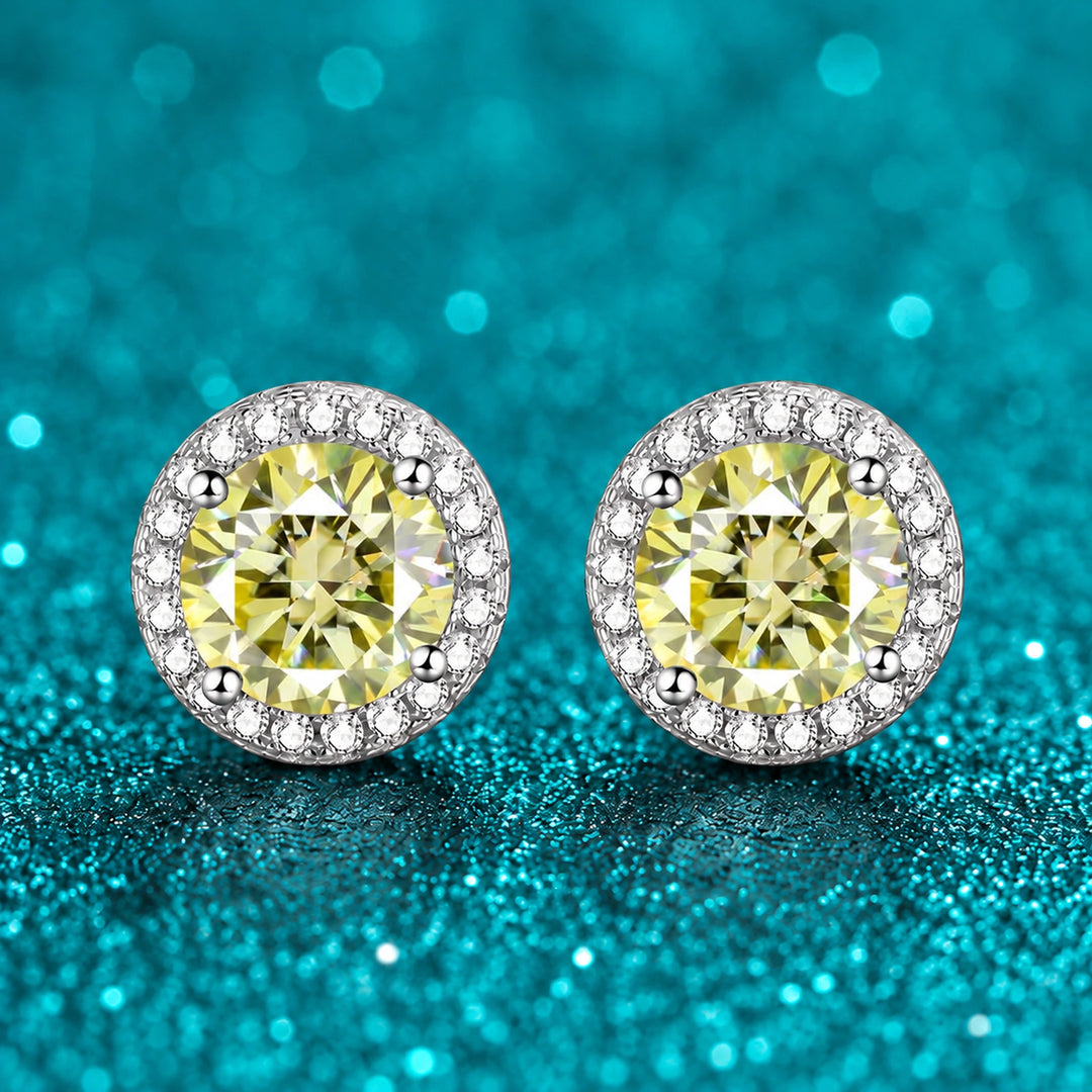 Brinco Ponto de Luz Halo de Moissanite Colorida cor da pedra amarela em prata 925 sobre fundo verde