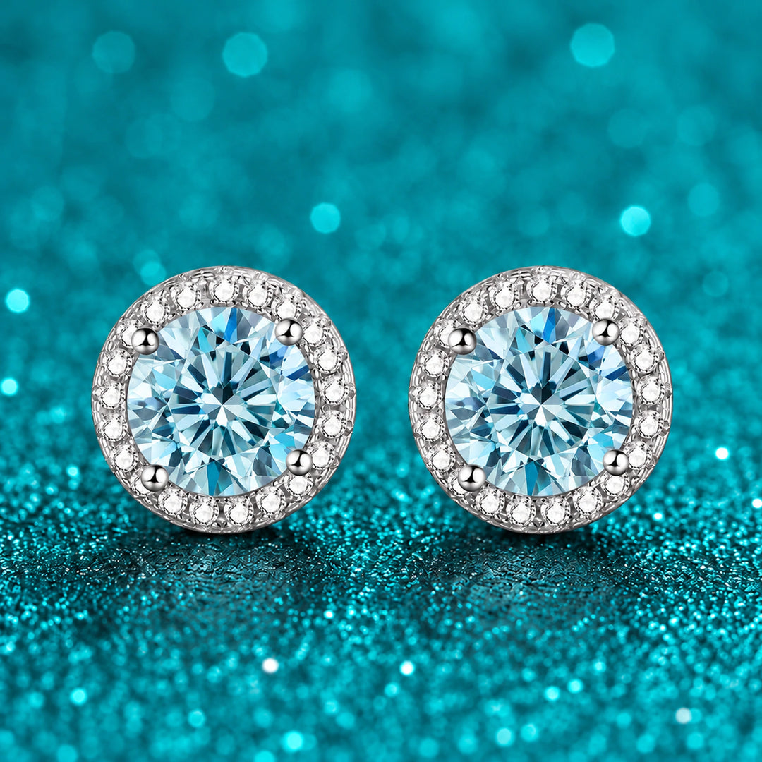 Brinco Ponto de Luz Halo de Moissanite Colorida cor da pedra azul em prata 925 sobre fundo verde