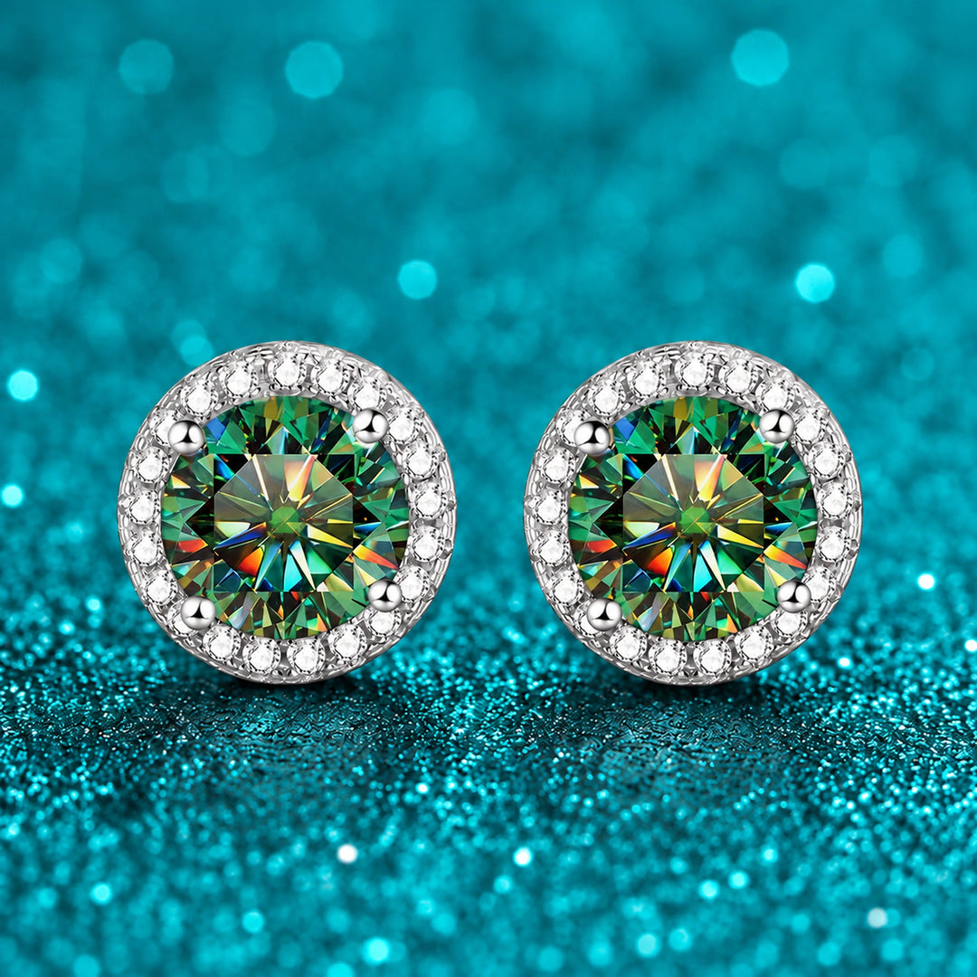 Brinco Ponto de Luz Halo de Moissanite Colorida cor da pedra verde em prata 925 sobre fundo verde