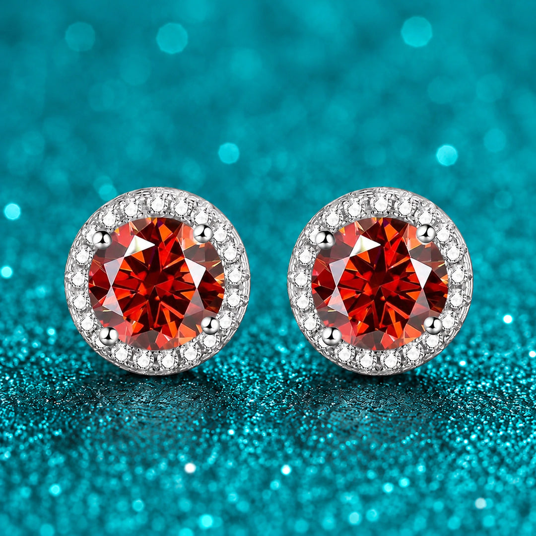 Brinco Ponto de Luz Halo de Moissanite Colorida cor da pedra vermelho-alaranjada em prata 925 sobre fundo verde