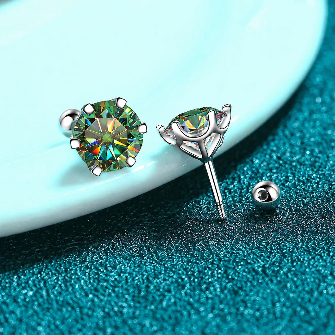 Brinco Ponto de Luz de Moissanite Colorida cor da pedra verde em prata 925 sobre fundo verde