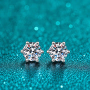 Brinco Ponto de Luz Seis Garras de Moissanite em prata 925 sobre fundo verde com brilho