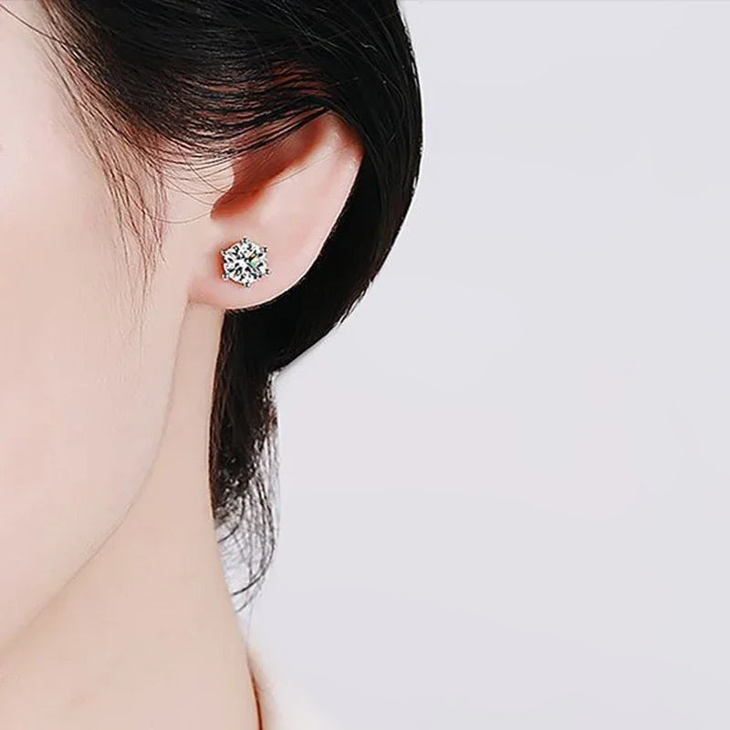 Brinco ponto de luz de moissanite seis garras usado na orelha