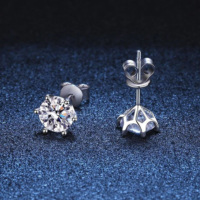 Brinco ponto de luz de moissanite mostrando a coroa de seis garras por trás