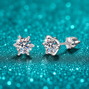 Brinco Solitário Coroa de Moissanite 1 ou 2 ct em prata 925 sobre fundo verde com brilho