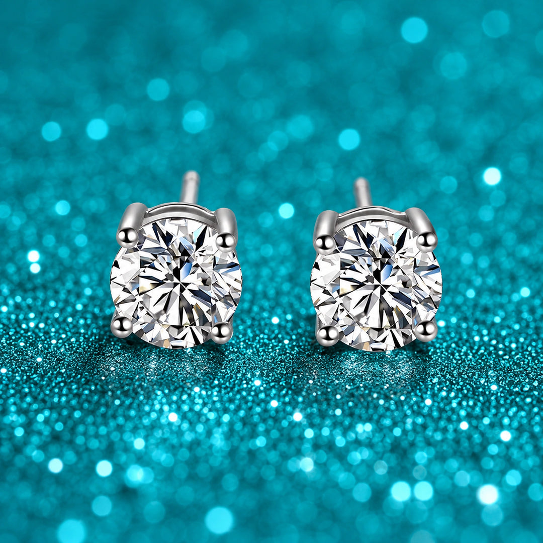 Brinco Solitário de Moissanite 0,1 a 5 ct em prata 925 sobre fundo verde com brilho