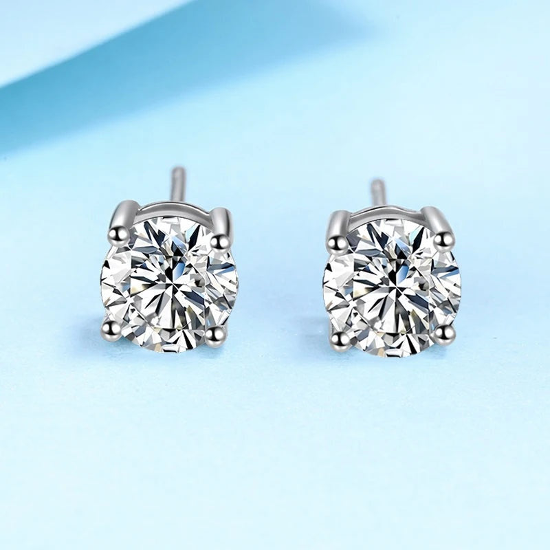 Brinco solitário de moissanite em quatro garras, par visto de frente